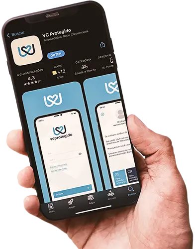 Mão segurando um celular e mostrando a tela inicial para download do aplicativo APCD - VC Protegido