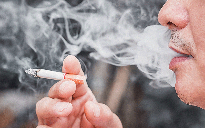 Outras formas de consumo de tabaco, como cigarros de palha e narguilé, têm se popularizado, mantendo riscos semelhantes ao cigarro convencional
