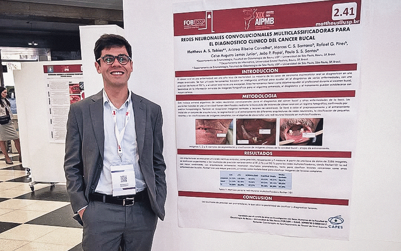 O pesquisador Mattheus Tobias durante congresso científico na Argentina, onde o trabalho venceu como melhor pesquisa da área (Crédito: Arquivo Pessoal)