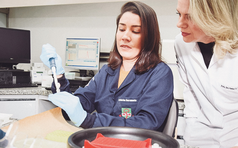 Catharina Marques Sacramento (à esq.), autora do estudo, e a professora Karina Gonzales Silvério Ruiz, orientadora: prêmio e resultados promissores (Fonte: Jornal da Unicamp)