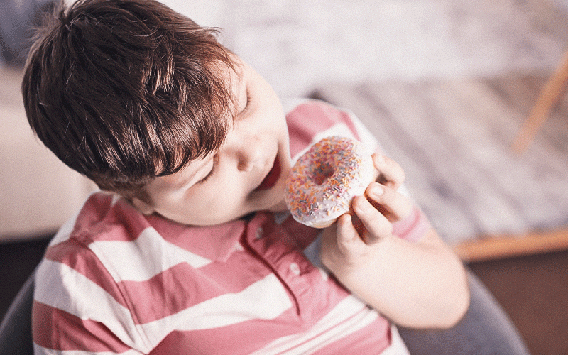 Produtos ultraprocessados têm sido introduzidos cada vez mais cedo na alimentação infantil