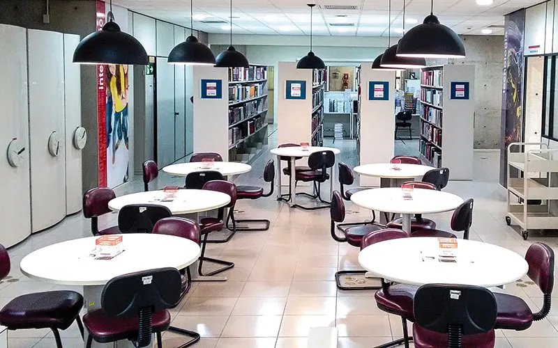 Foto interna da biblioteca localizada na APCD Central