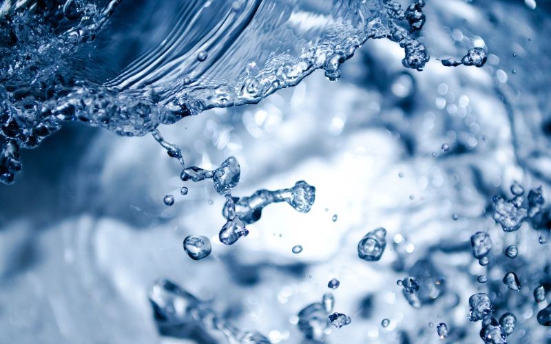 A fluoretação da água é uma medida fundamental para prevenir cáries.