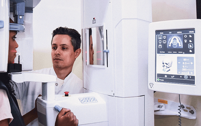 Mulher submetida a tomografia bucal: diante de metais, imagens geradas não correspondem à realidade | Foto: Cesar Maia