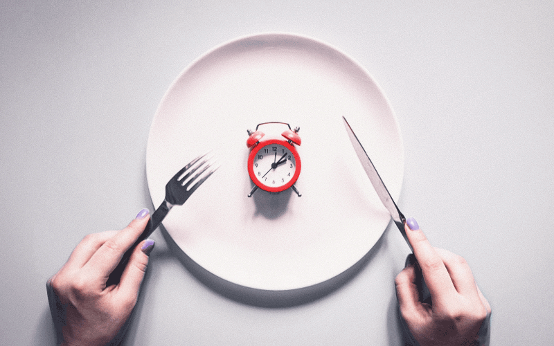 Uma dieta que imita o jejum é uma dieta de baixa caloria cuidadosamente projetada que fornece nutrientes essenciais enquanto induz um estado semelhante ao jejum no corpo 